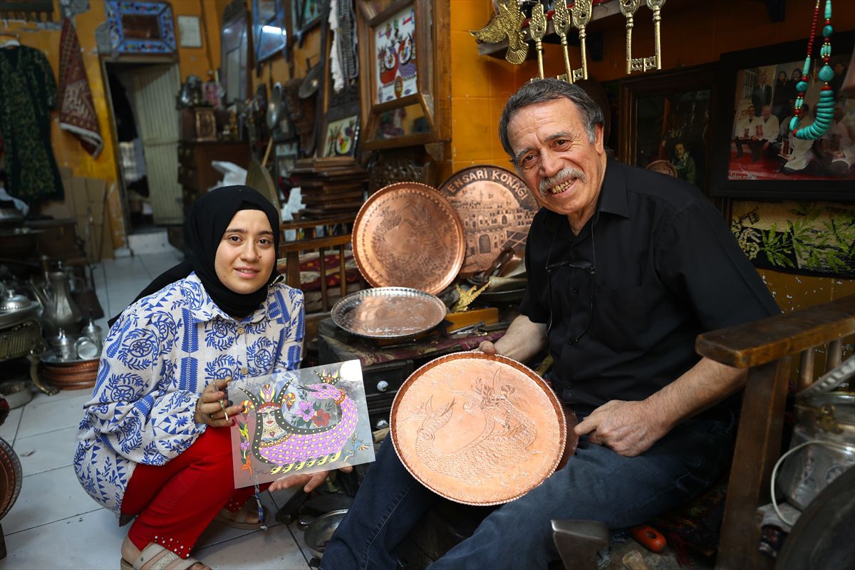 Baba kız bakır ve cama Mezopotamya'yı işliyor