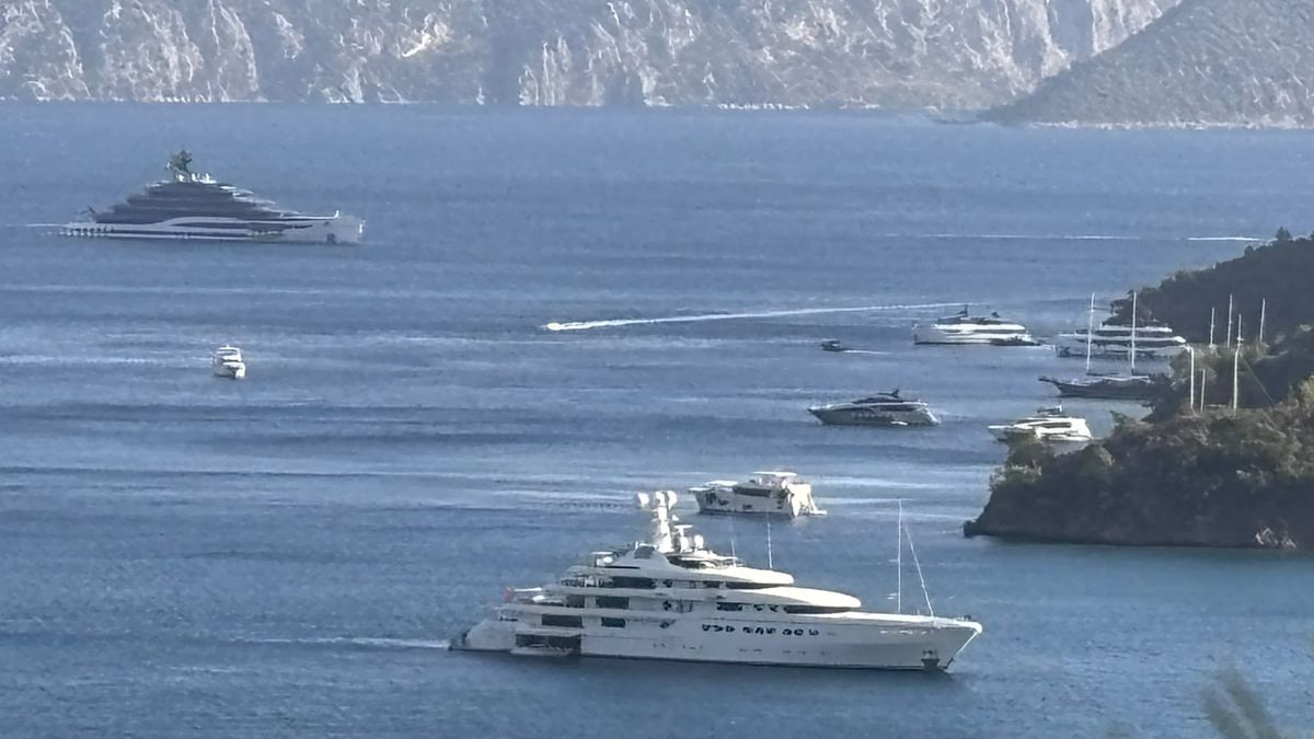 Marmaris Hisarönü Körfezi'nde demirli duran lüks süperyatlar