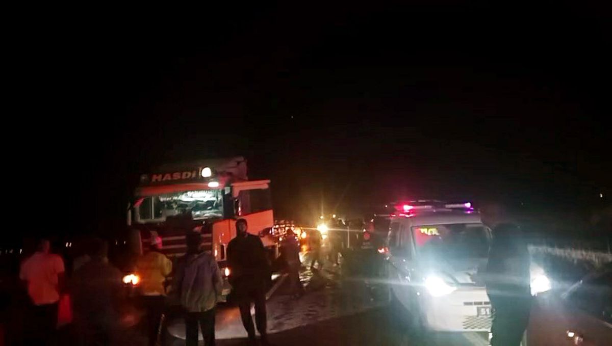 Niğde-Kayseri yolunda meydana gelen trafik kazasında alev alan kamyonet ve traktör.