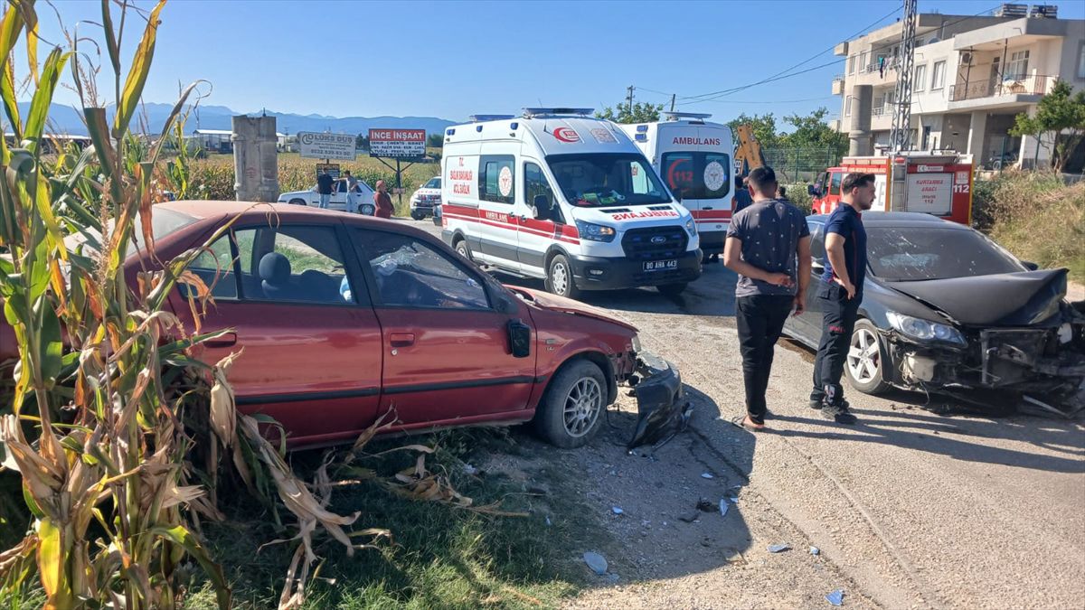 Kadirli'de iki otomobil çarpıştı: 5 yaralı