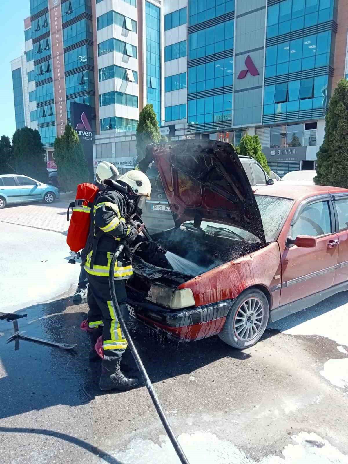 Melikgazi'de Park Halindeki Otomobil Yandı