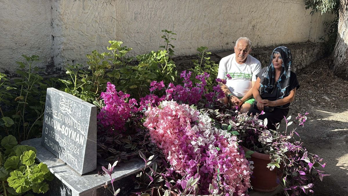 Safiye Soyman, oğlu Harun Akaröz'ün mezarı başında dua ederken çekilmiş bir fotoğrafı.
