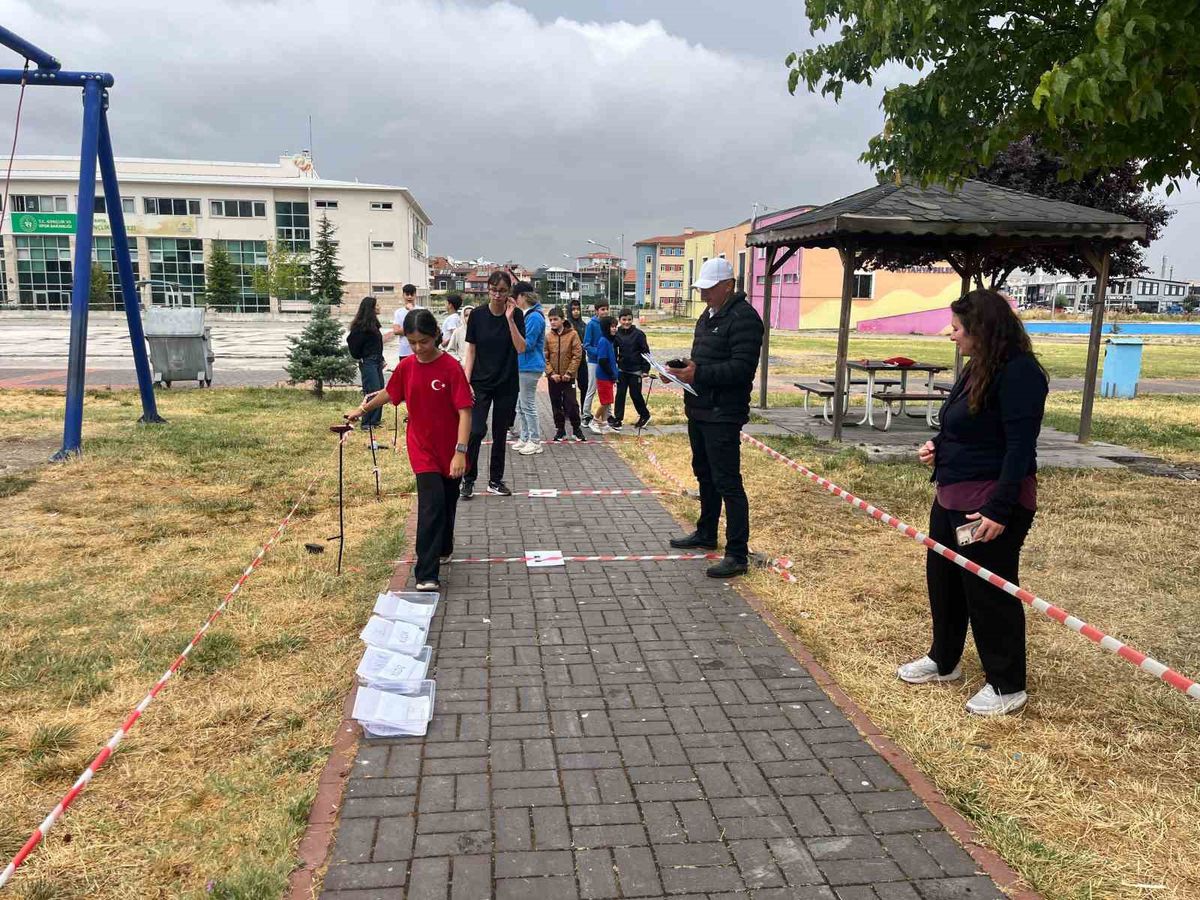 Kütahya'da Oryantiring Yarışmasında Sporcular Sağanak Yağmura Meydan Okudu