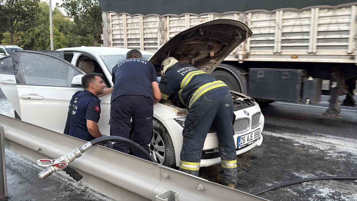 Eskişehir'de servisten yeni çıkan araç alev aldı