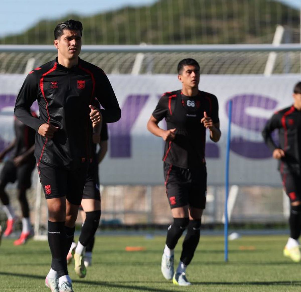 Sivassporlu futbolcular, Kayseri Erciyes Yüksek İrtifa Kamp Merkezi'nde antrenman yapıyor.