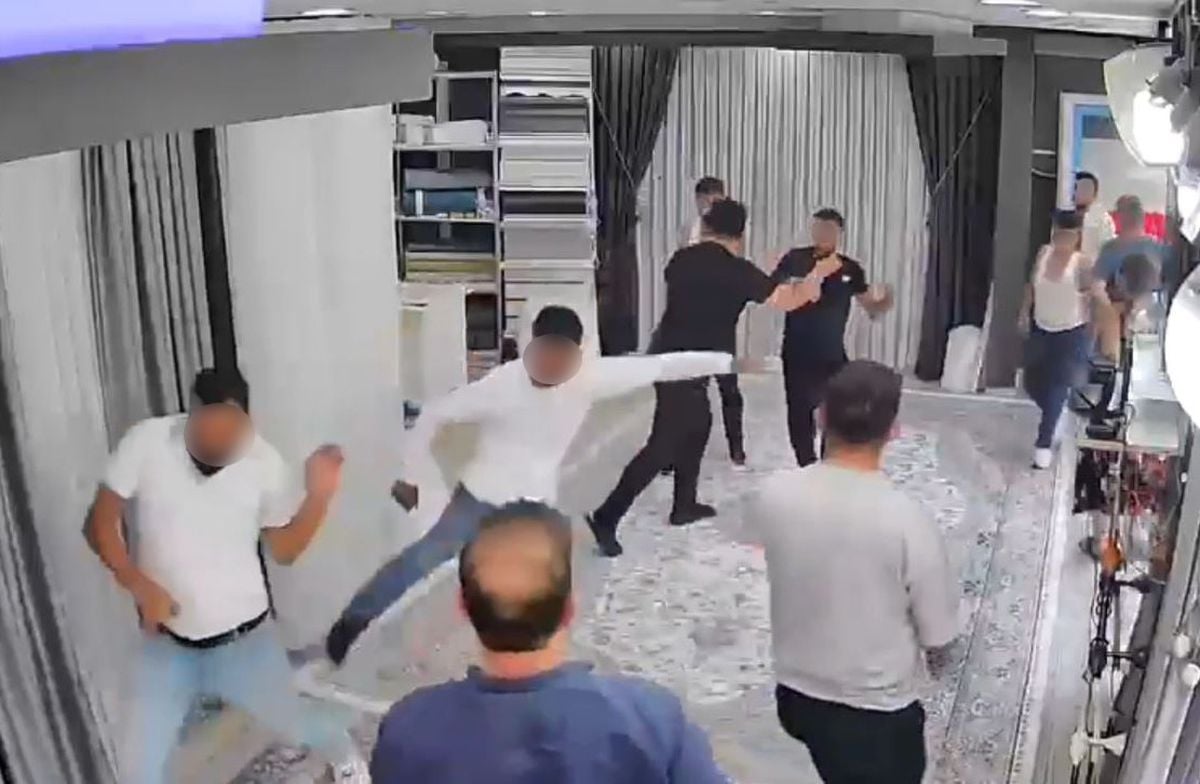 Sopa ve bıçakla kovaladıkları adam canını kurtarmak için perde dükkanına dalınca ortalık karıştı