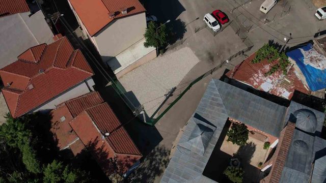 tarihi mezarin uzeri cakil taslariyla kapatil 5 20090394 o