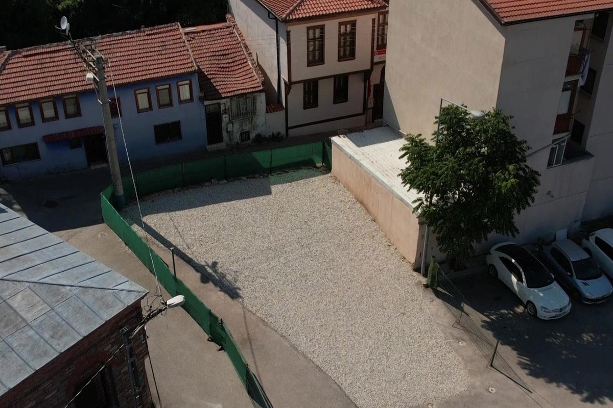 Tarihi mezarların üzerini taşlarla örtüp otoparka çevirdiler