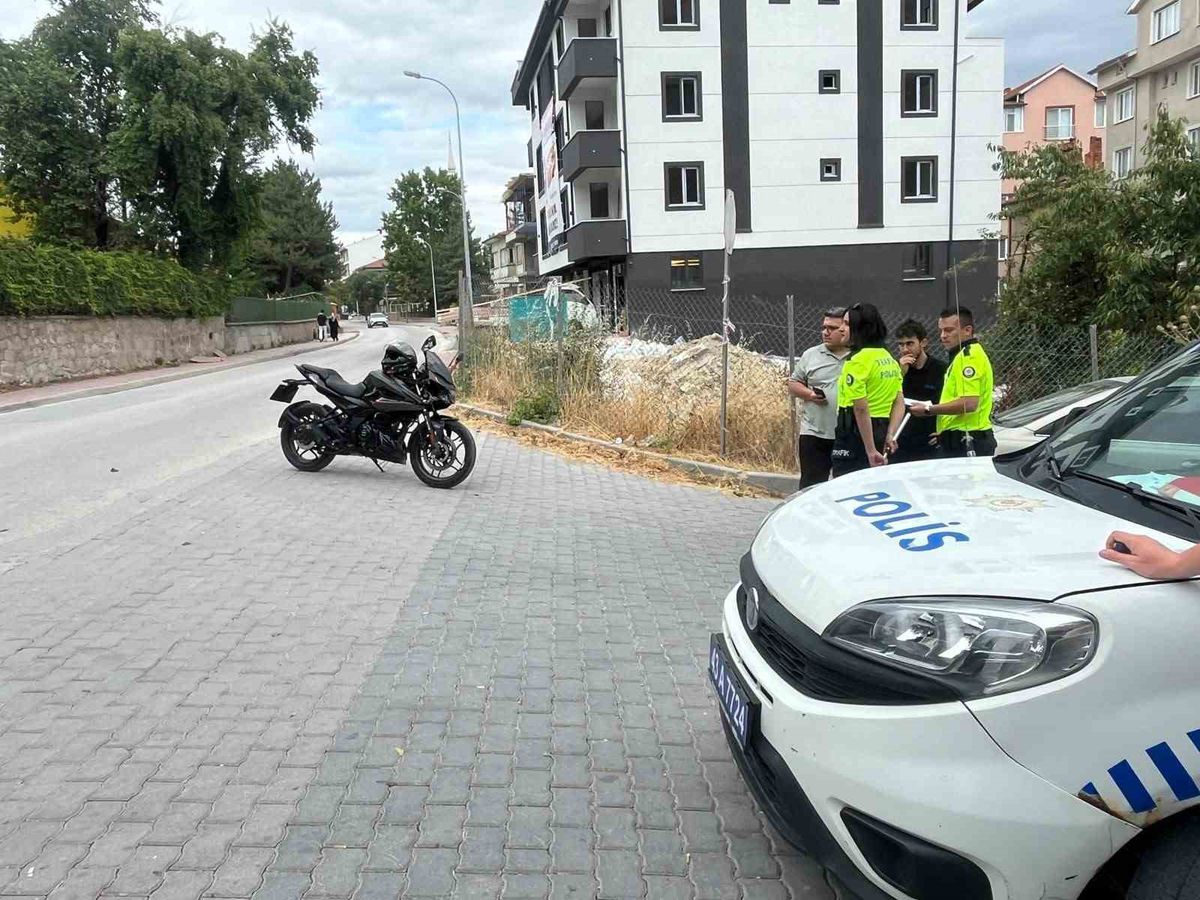Kütahya'da Motosiklet ile Otomobil Çarpıştı: 1 Yaralı