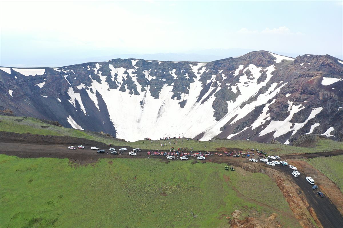 Tendürek Dağı'nın Krater Gölü Turizme Kazandırılmayı Bekliyor