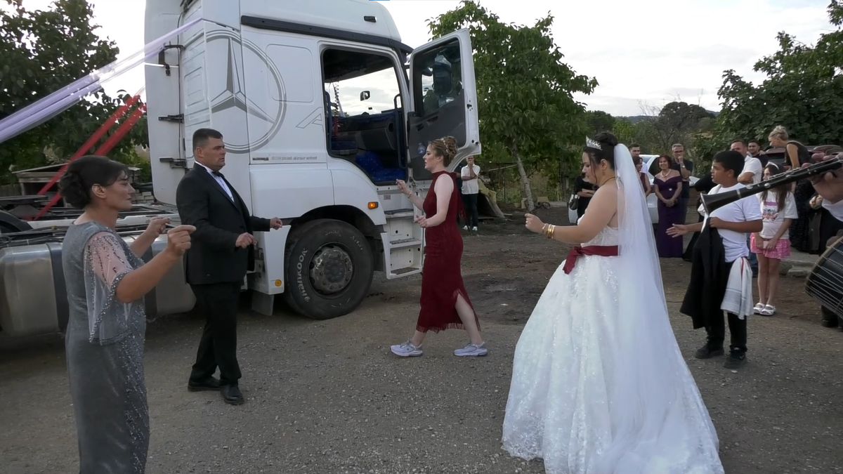 TIR şoförü düğününde gelin arabasını TIR yaptı, arkadaşları da konvoyla eşlik etti