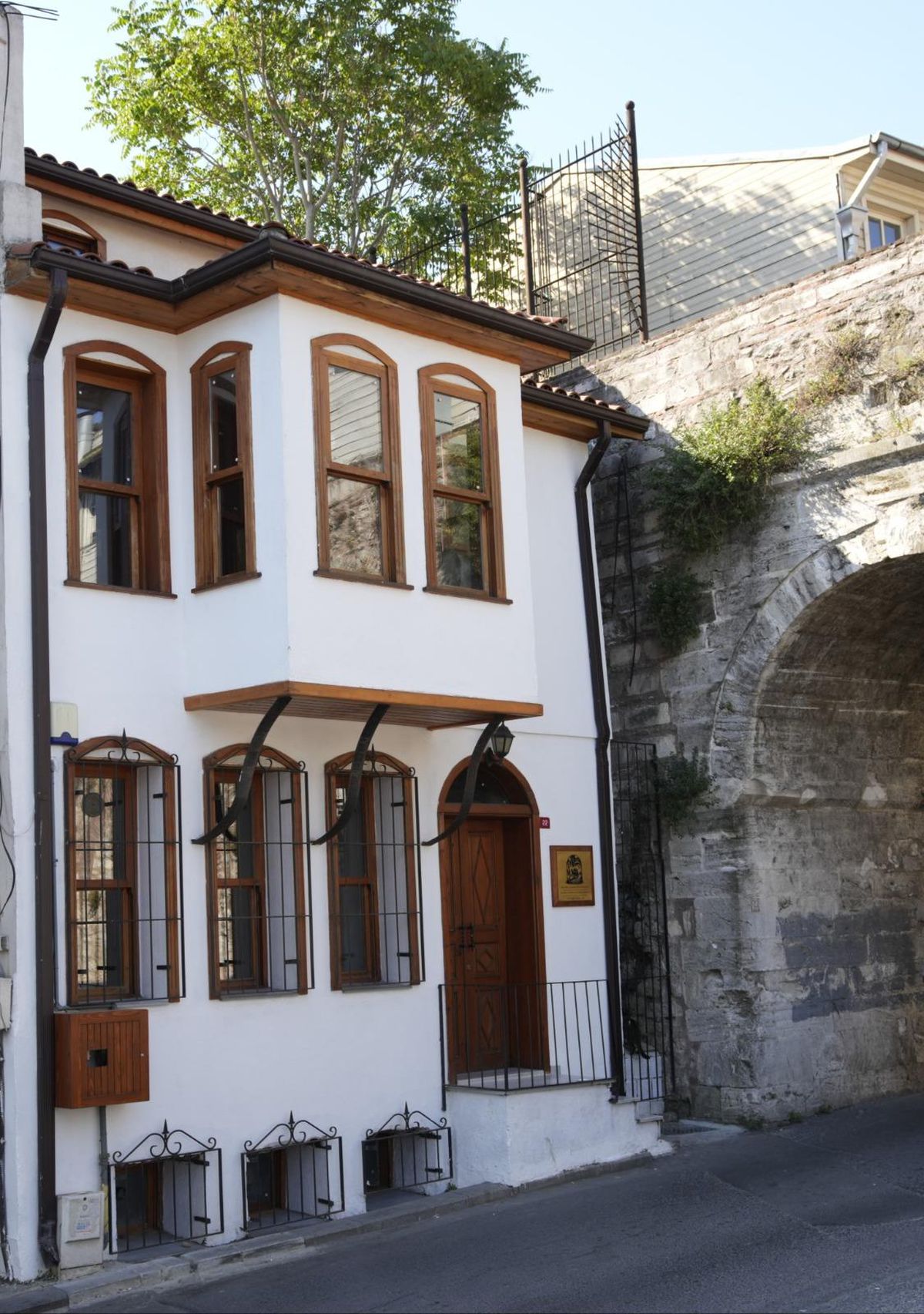 İstanbul Jeoekonomi Enstitüsü'nün sosyal finans kuruluşları için geliştirdiği yönetişim ve şeffaflık endeksini gösteren soyut bir grafik.