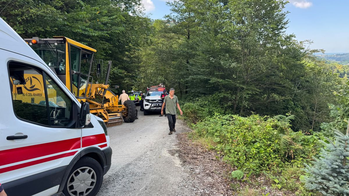 Rize'nin Pazar ilçesinde yol çalışması sırasında uçuruma yuvarlanan iş makinesi.