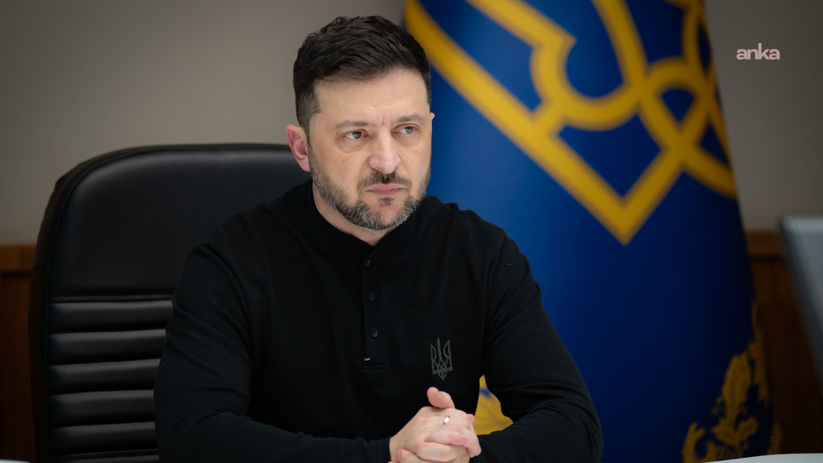 Ukrayna Devlet Başkanı Vladimir Zelenski konuşma yaparken