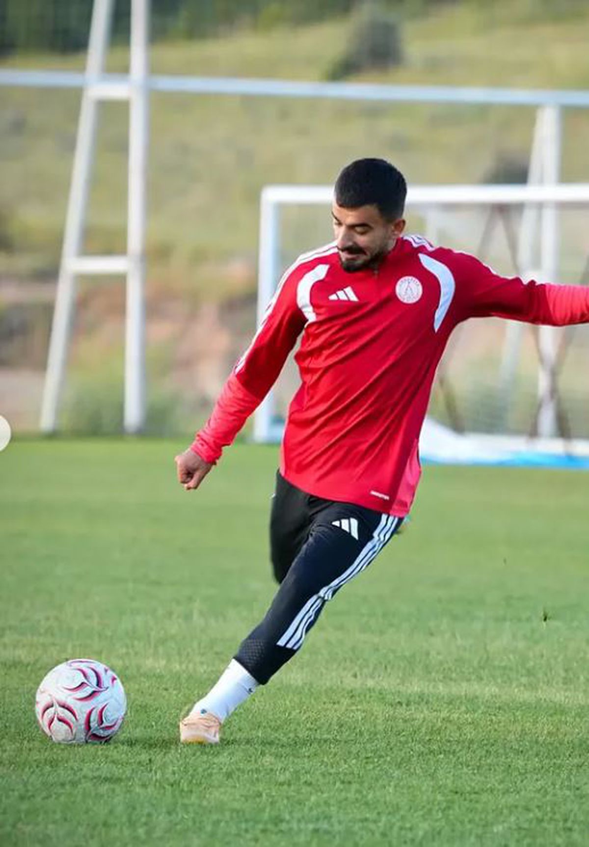 Ümraniyespor futbolcuları Erciyes Yüksek İrtifa Kamp Merkezi'nde antrenman yapıyor.