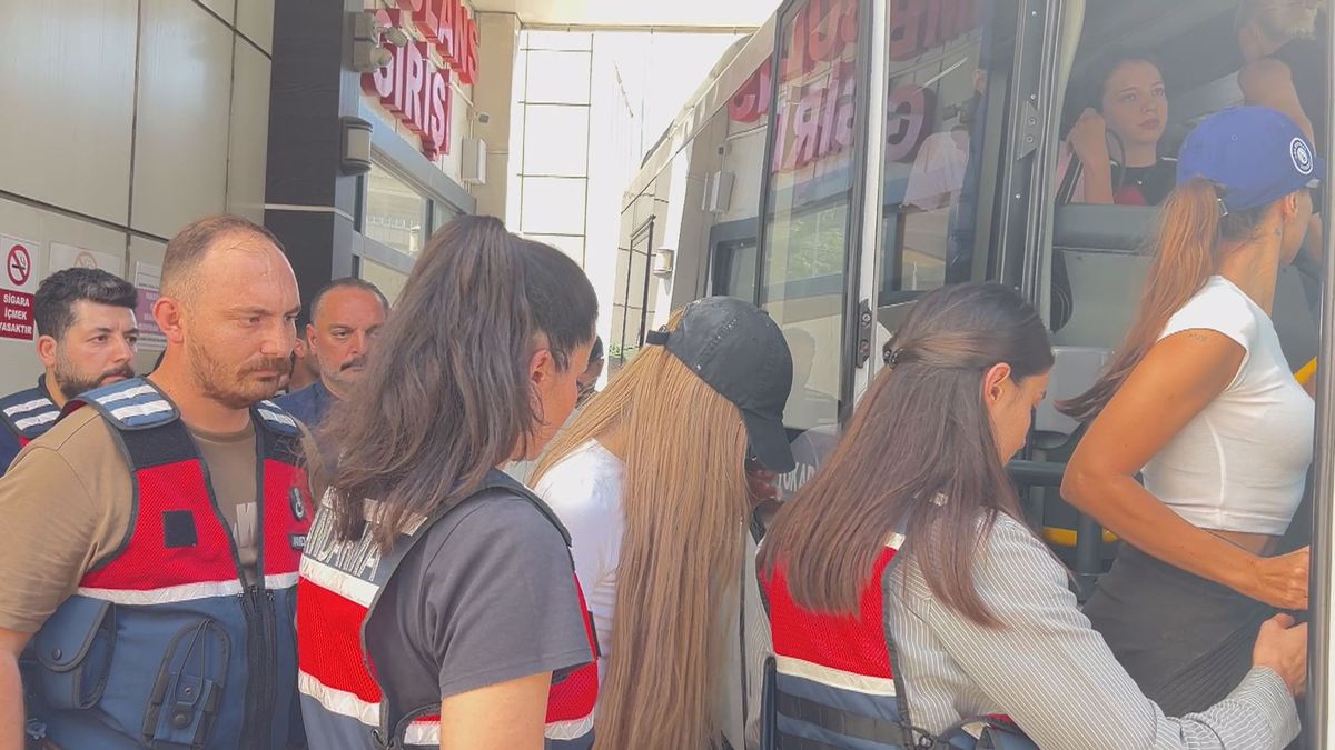 Şarkıcı İlyas Yalçıntaş ve Sıla Gençoğlu'nun adının geçtiği uyuşturucu soruşturması kapsamında adliyeye sevk edilen şüpheliler.