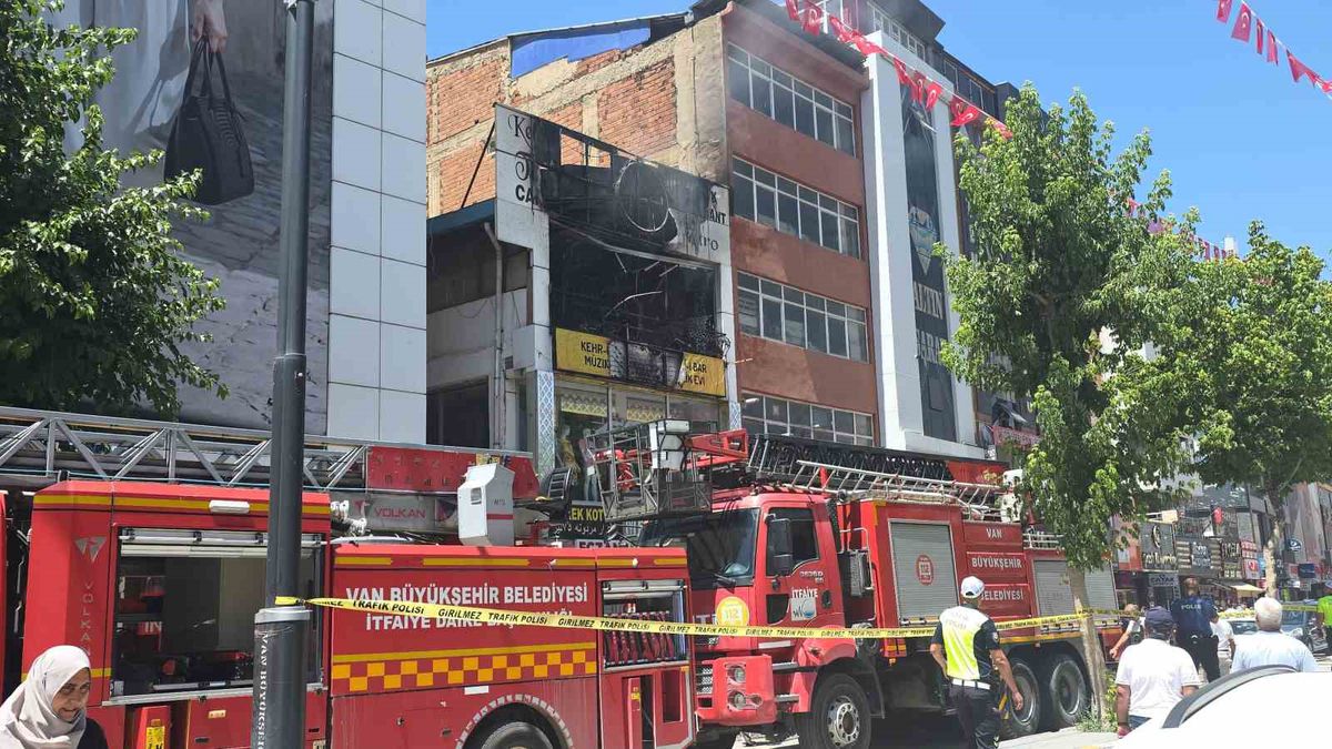 Van'da iş yeri yangını: Mahsur kalan 2 kişi kurtarıldı
