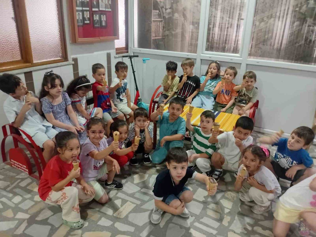 Samsun'da Yaz Kur'an Kursu Öğrencilerine Dondurma İkramı
