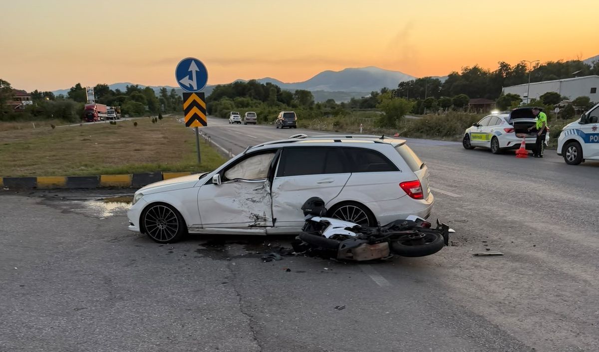 Zonguldak'ta meydana gelen trafik kazasında devrilen motosiklet ve çevresinde inceleme yapan polis ekipleri.