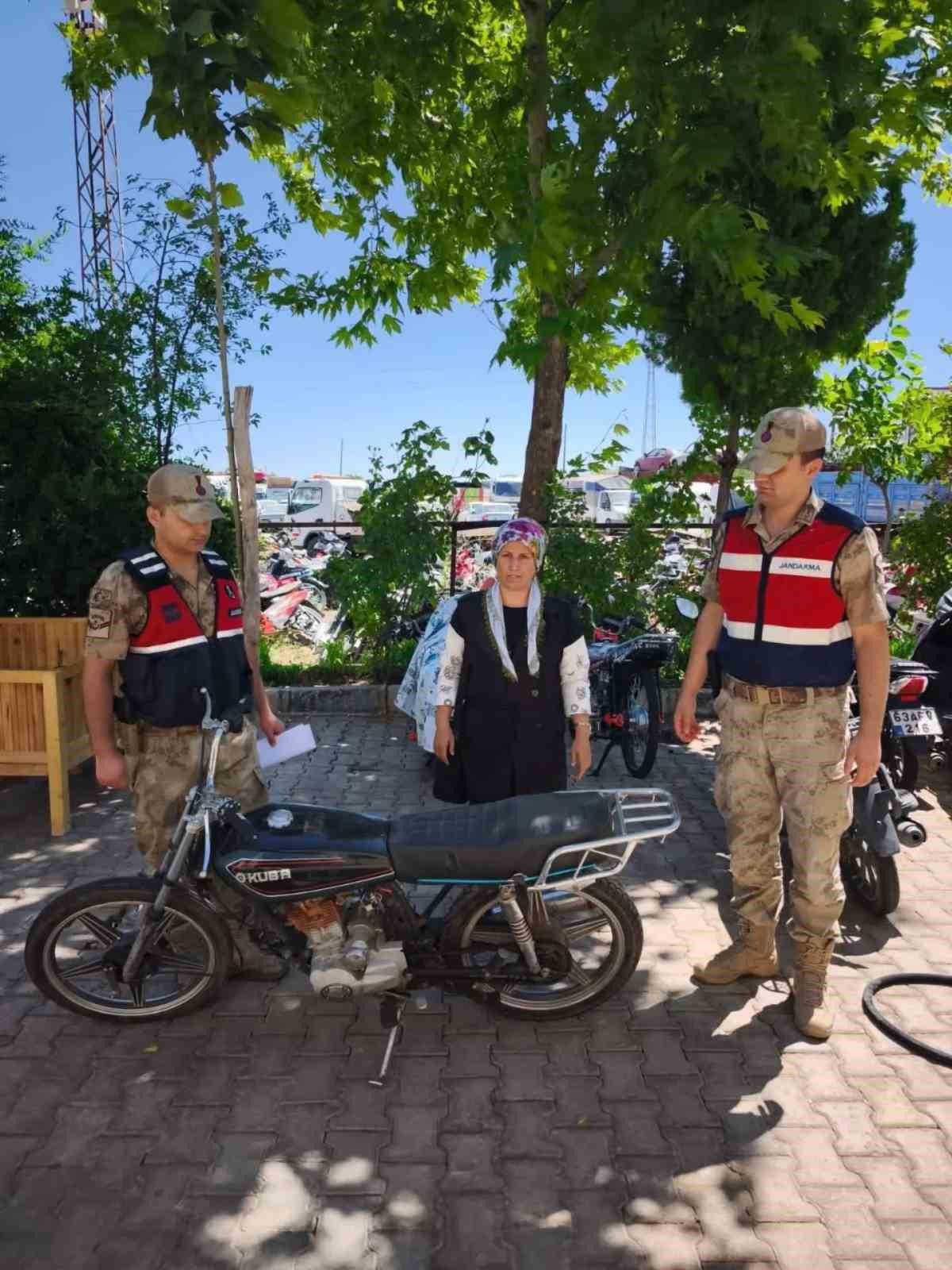 Siverek'te çalınan ve jandarma tarafından bulunan motosiklet sahibine teslim ediliyor.