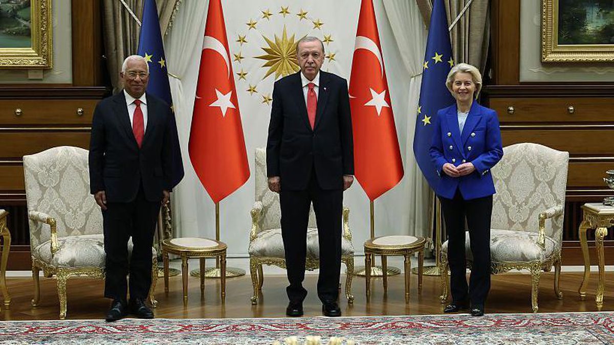 Türkiye bayrağı ve Avrupa ülkeleri haritası üzerinde stratejik anlaşmaları temsil eden simgeler.