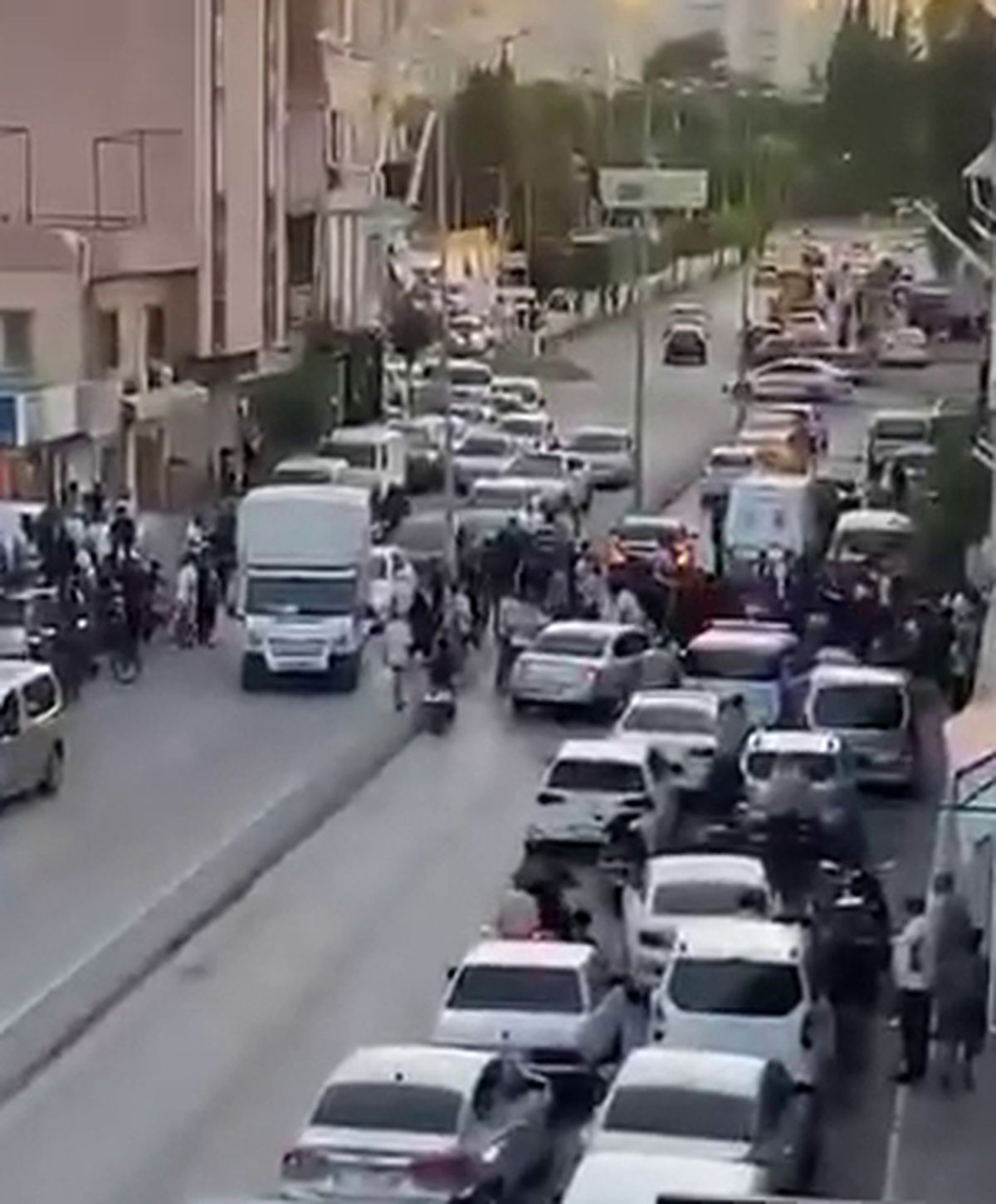 Adana'da husumetlilerin silahlı kavgasında yoldan geçen genç vurularak öldü