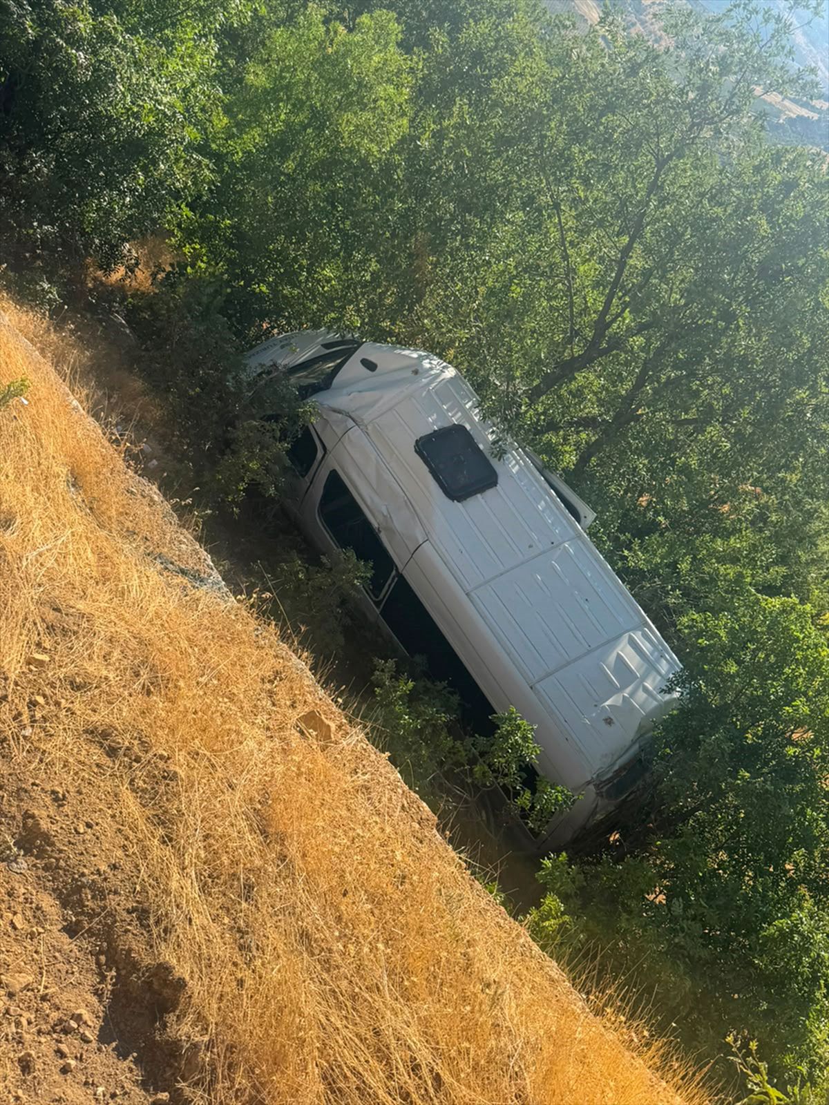 Adıyaman Kahta'da kaza yapan minibüs