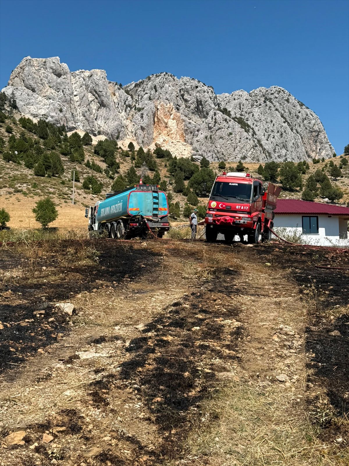 Alanya'da otluk alanda çıkan yangın söndürüldü.