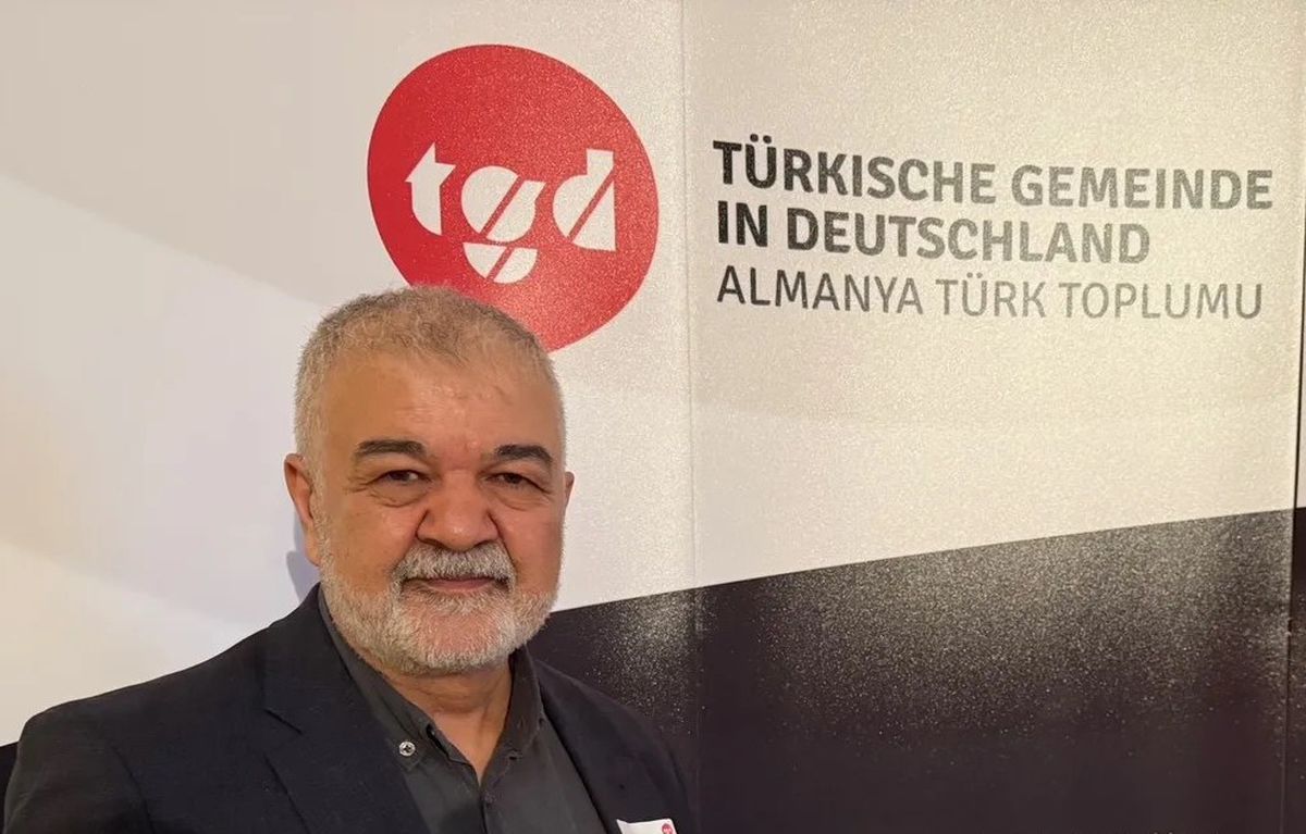 Almanya Türk Toplumu logosu ve LGBTQ renklerini içeren bir görsel.