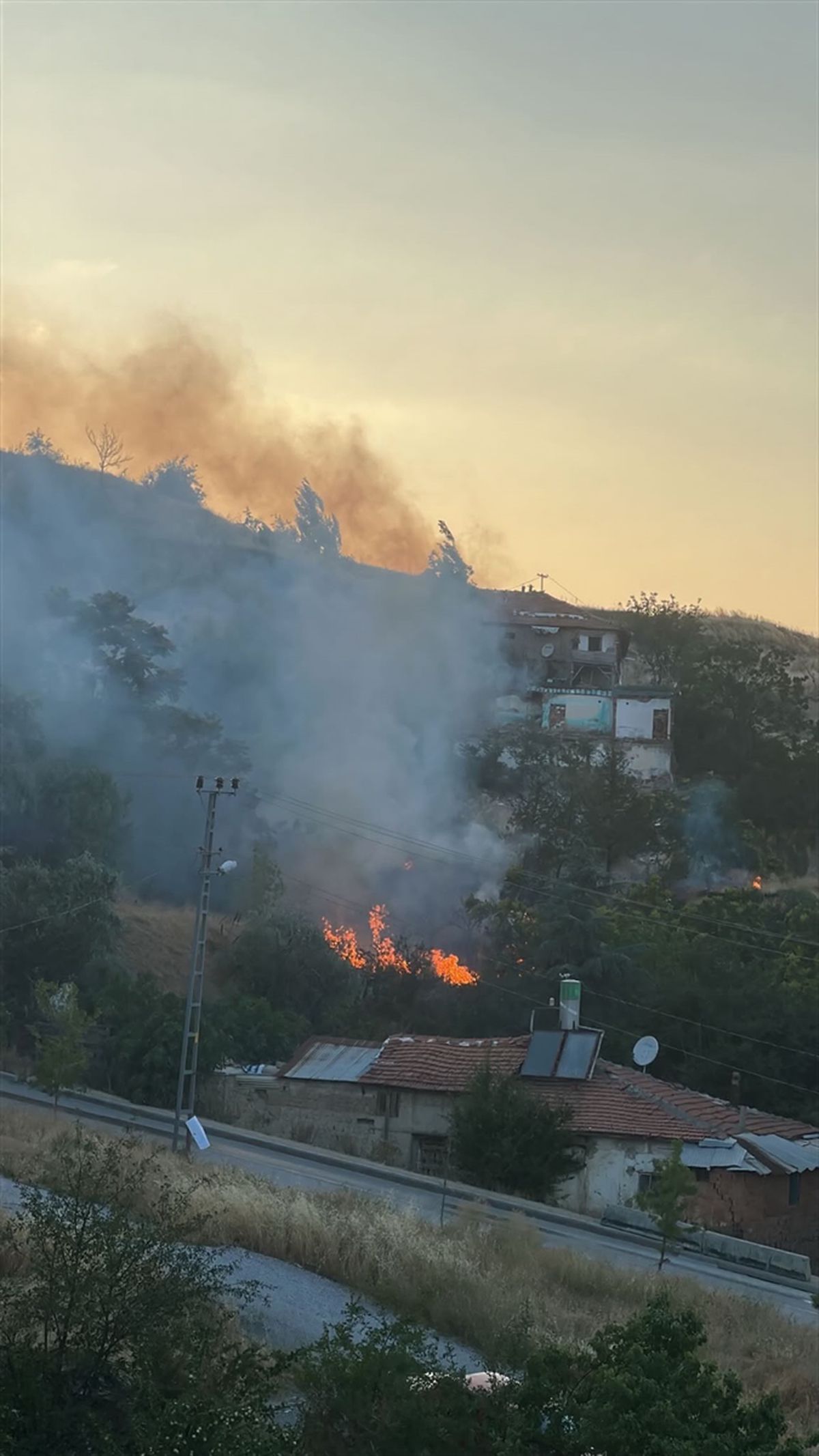 Ankara'nın Mamak ilçesinde otluk alanda çıkan yangının söndürülme anı.