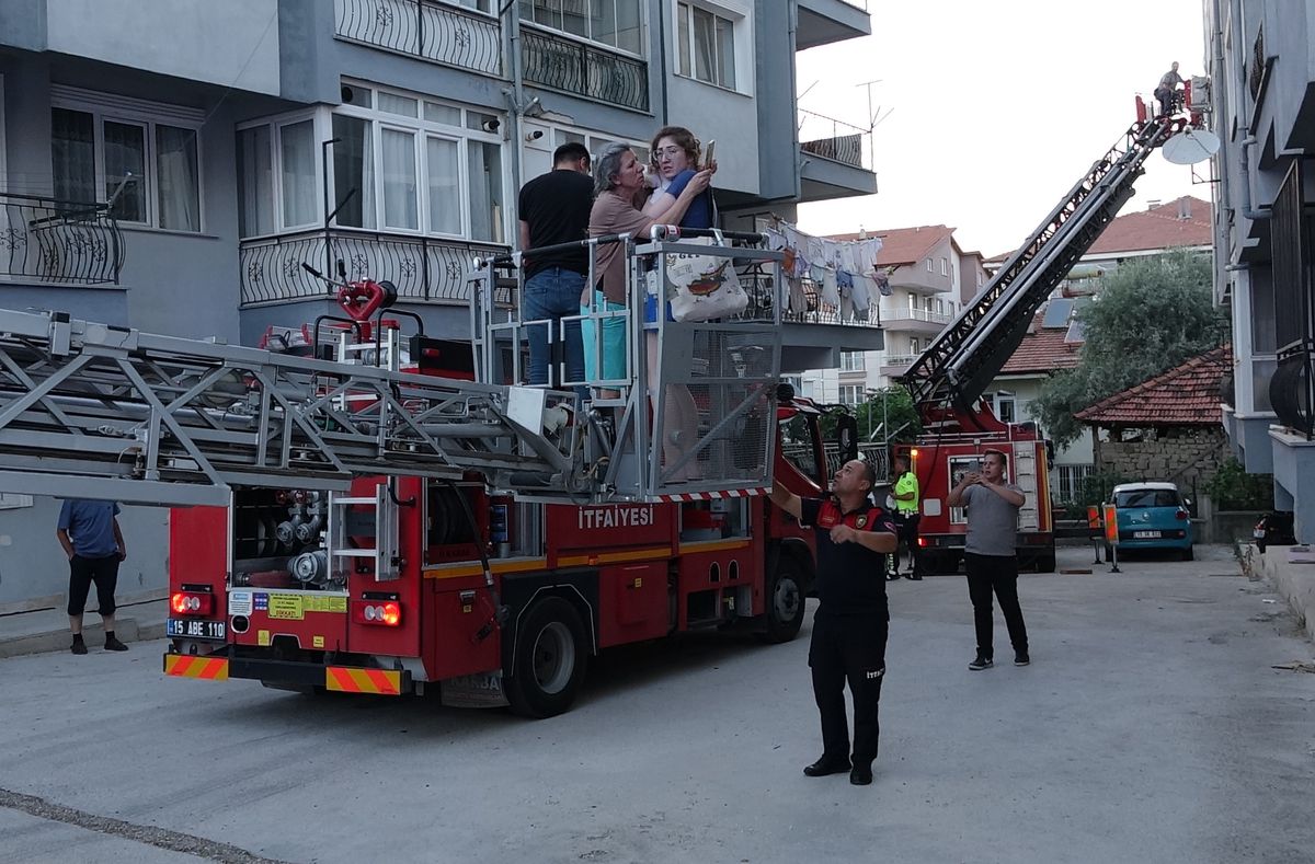 Burdur'da 4 Katlı Apartmanda Yangın: 6 Kişi Kurtarıldı