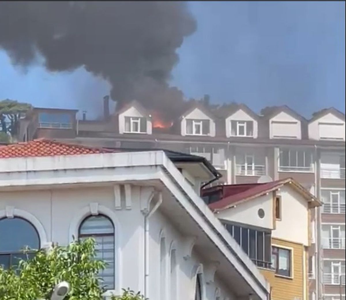 Gerede'de apartman çatısında yangın