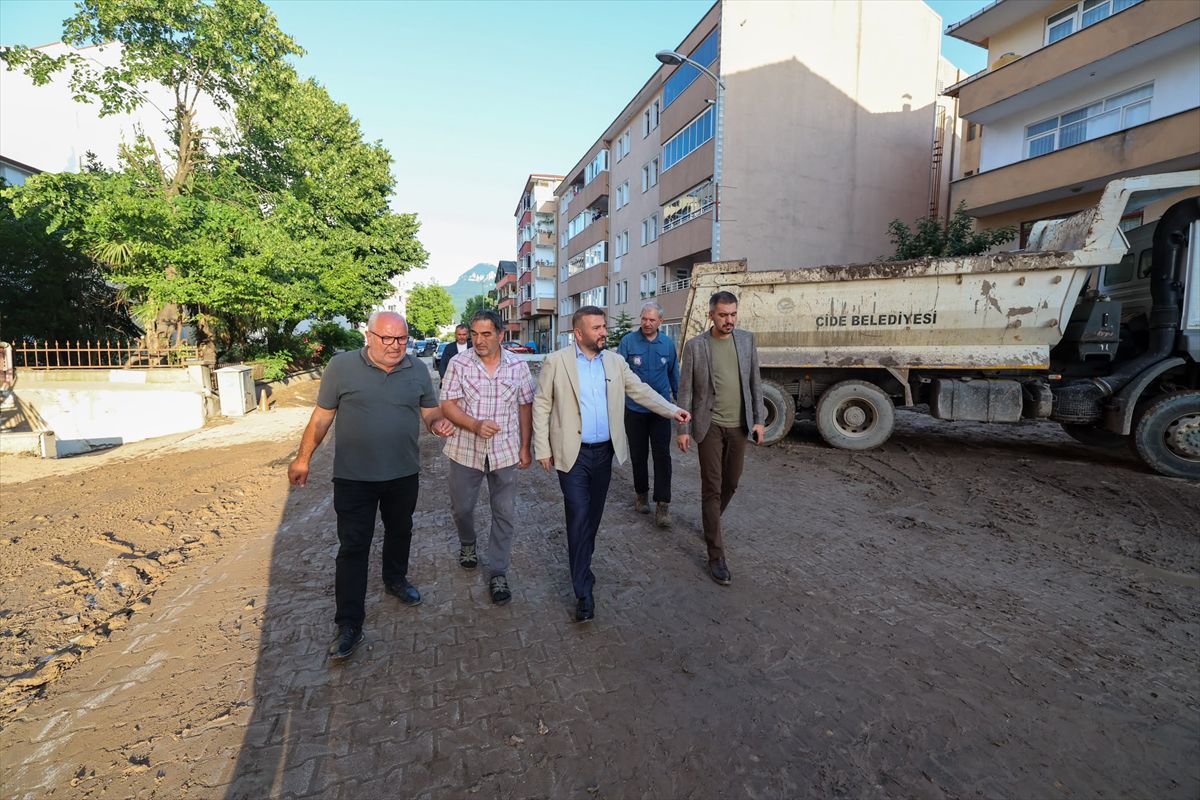Arnavutköy Başkanı Cide'de sel bölgesini ziyaret etti