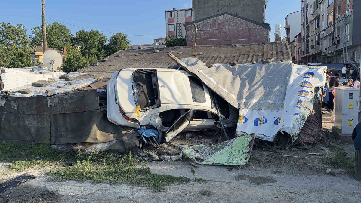 Arnavutköy'de otomobil eve daldı: 5 yaralı