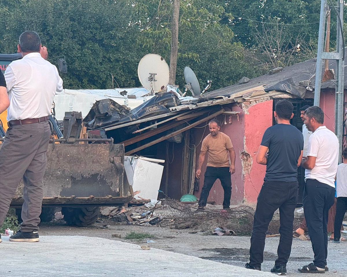 Arnavutköy'de Otomobil Eve Çarptı: 5 Yaralı
