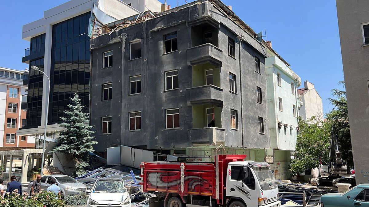 Nevşehir'de Atıl Hastane Binasının Dış Cephesi Çöktü: 2 Araç Hasar Gördü