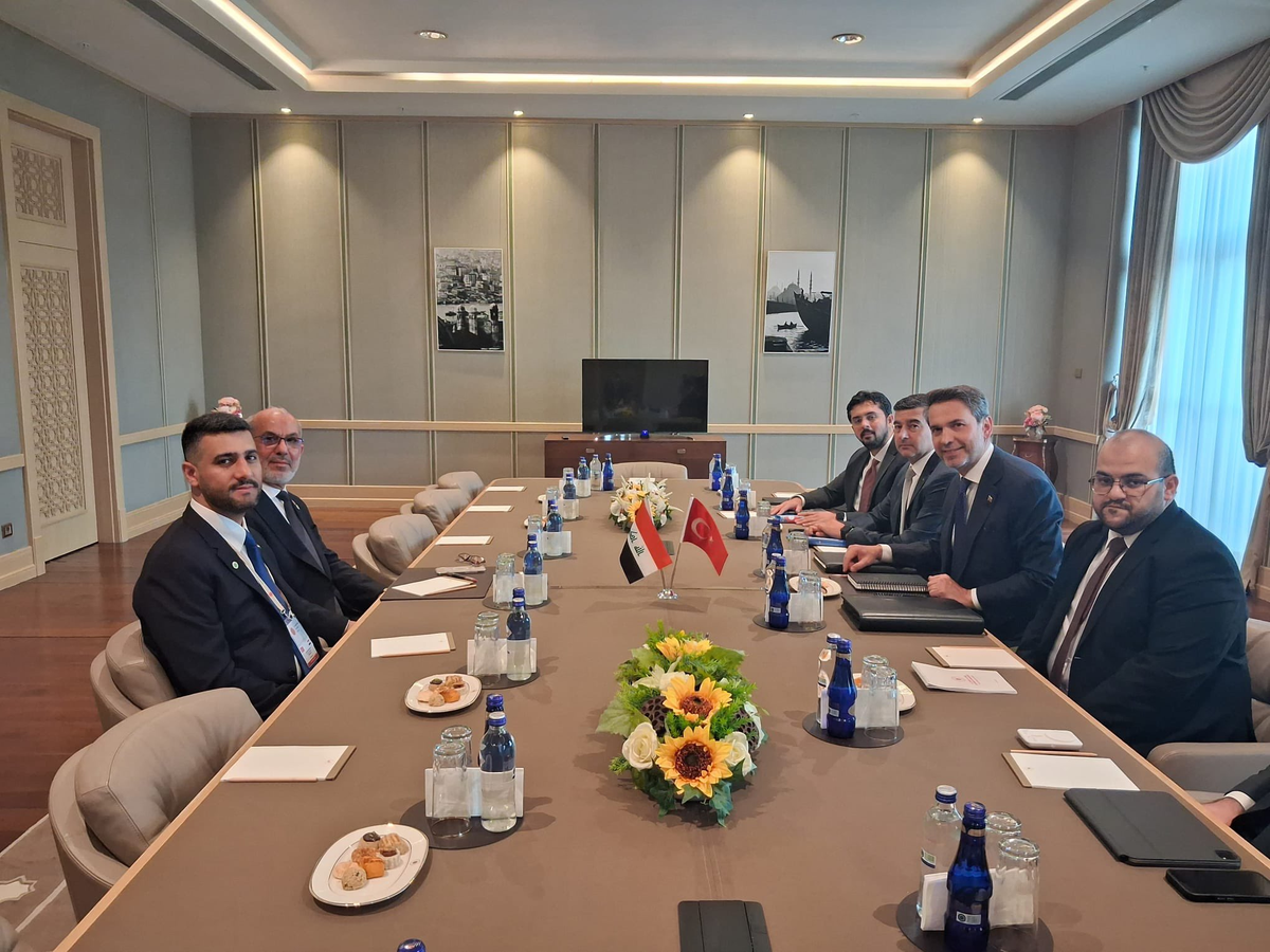 Enerji ve Tabii Kaynaklar Bakanı Alparslan Bayraktar, Irak Petrol Bakanı Basim Muhammed Hüdeyir ve Irak Elektrik Bakanı Ali Saadi Vehib'in bir araya geldiği görüşmeden bir kare.