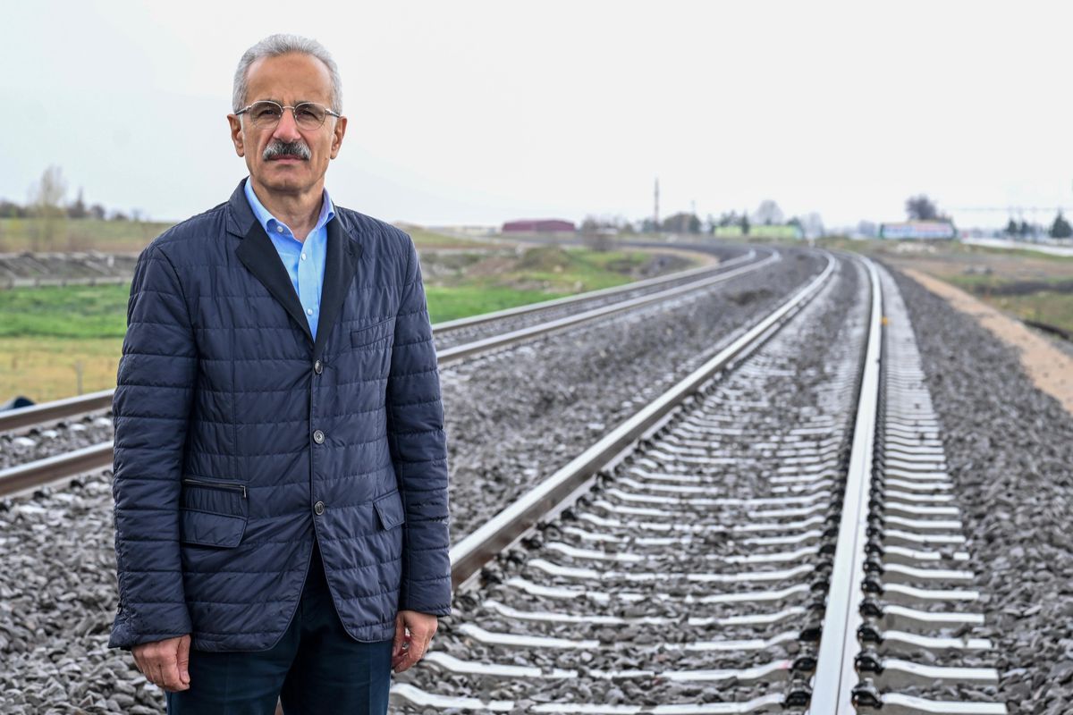 Ulaştırma ve Altyapı Bakanı Abdulkadir Uraloğlu, hızlı tren hattı çalışmalarını inceliyor.