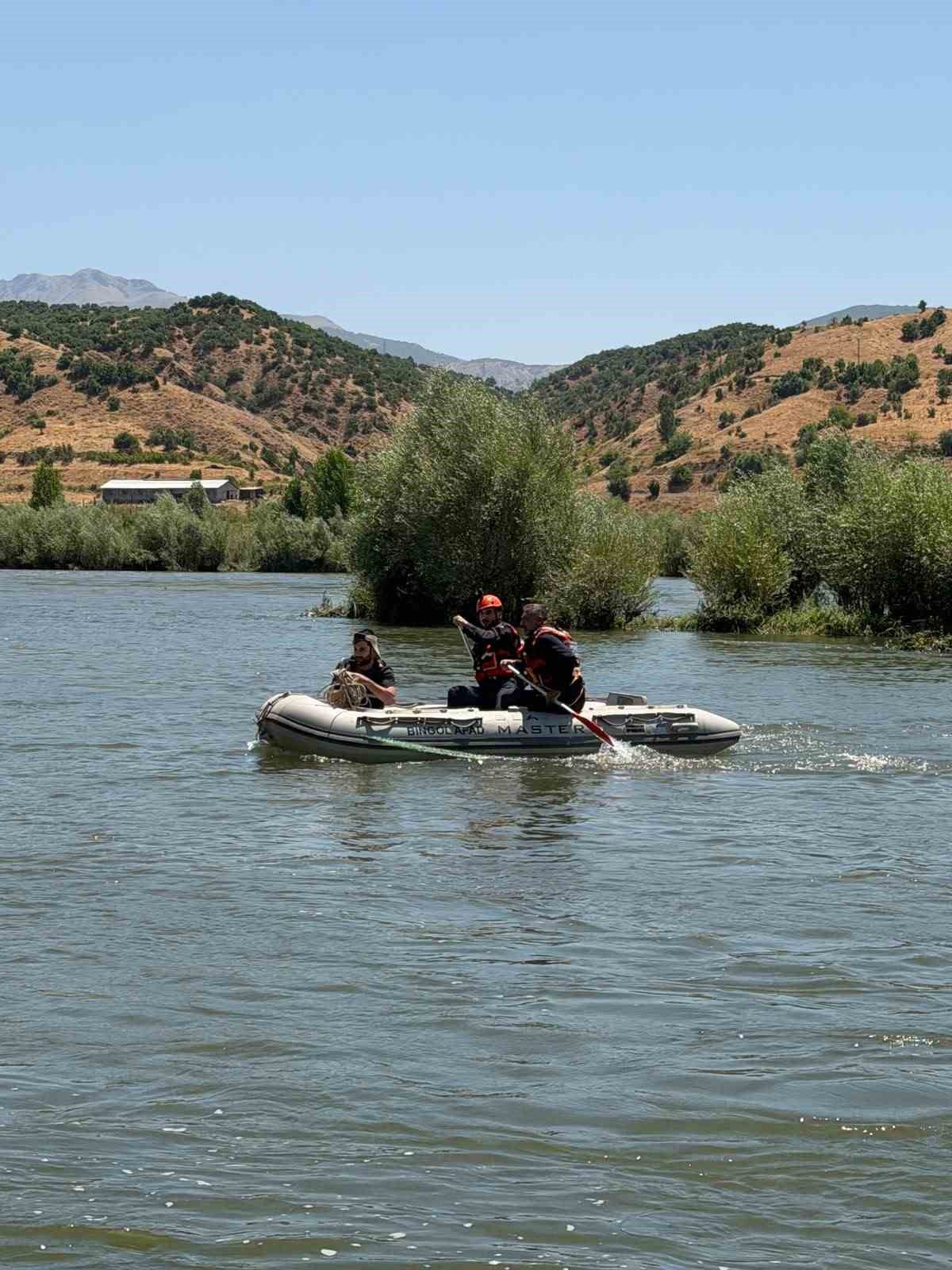 Bingöl'de Murat Nehri kenarında piknik yapan bir kişinin baraj kapaklarının açılmasıyla mahsur kaldığı ve AFAD ekiplerince kurtarıldığı an.