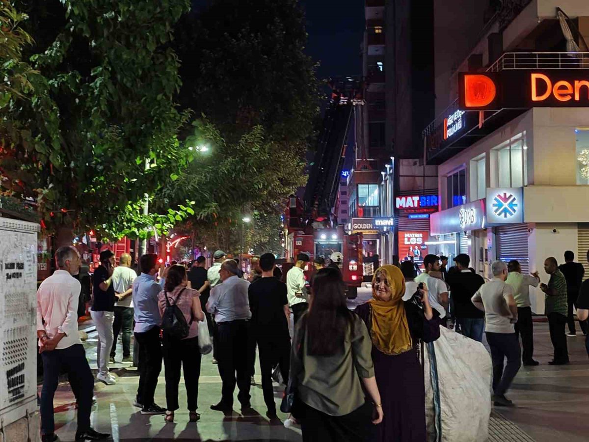 Batman’da plazada çıkan yangın korkuttu