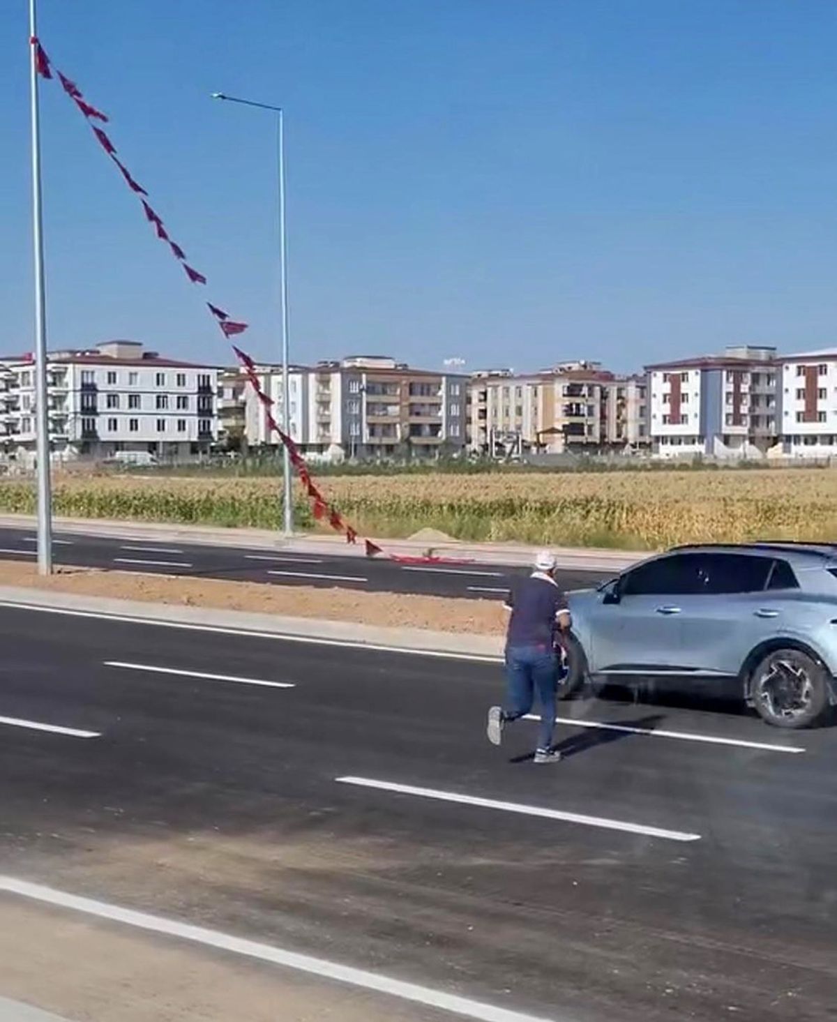 İşçi Müslüm Taymur, yoğun trafikte yere düşen Türk bayrağını alıp direğe astı