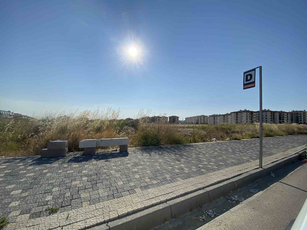 Eskişehir'de bir otobüs durağında vatandaşlar tarafından taşlarla oluşturulmuş geçici oturma alanı.