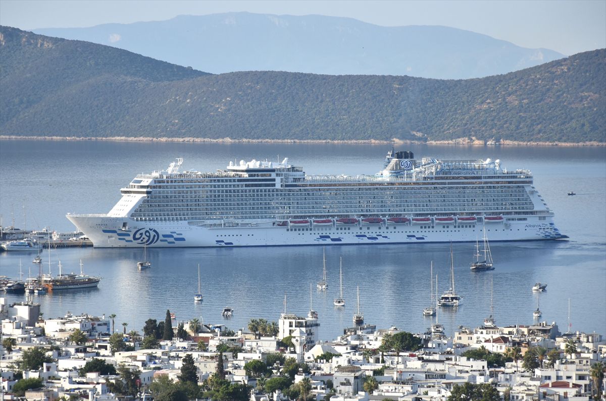 Bodrum'a iki kruvaziyer 2 bin 988 turist getirdi