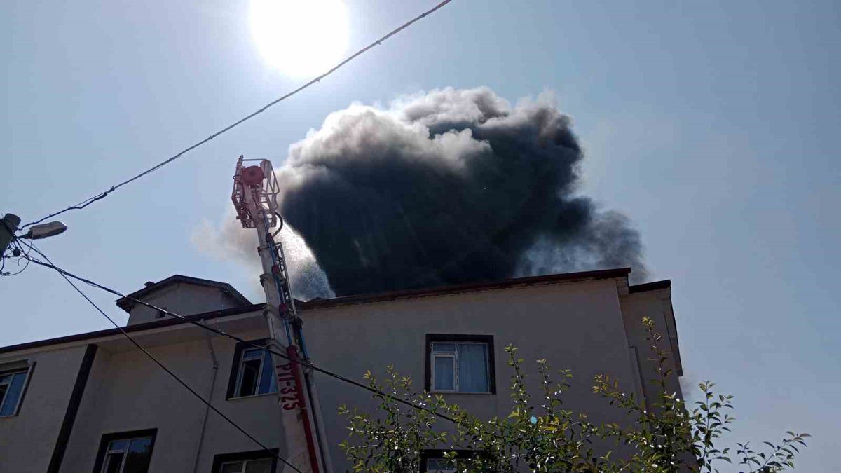 Bolu’da apartmanın çatı katı alev alev yandı