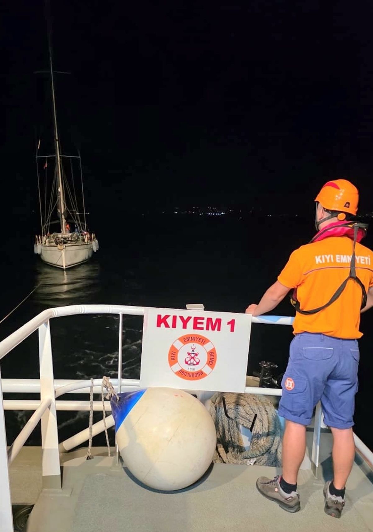 Bozcaada'da sürüklenen tekne kurtarıldı
