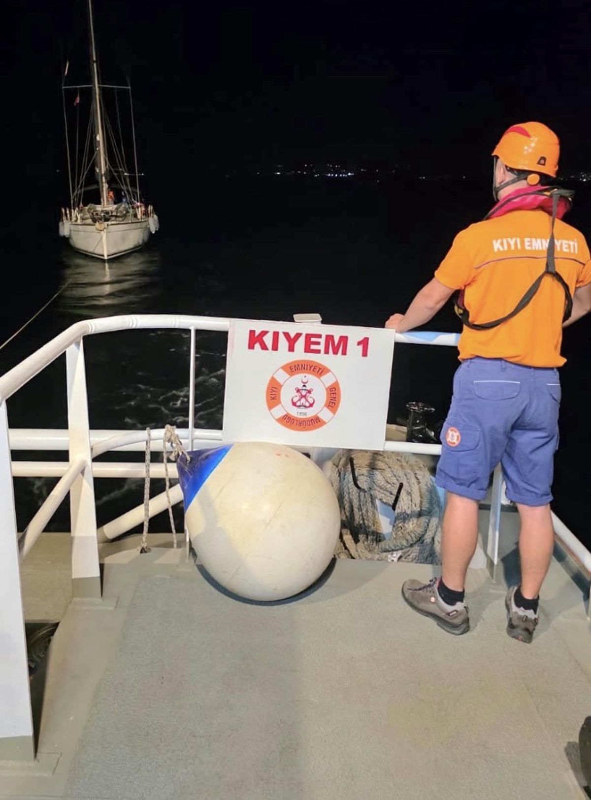 Bozcaada'da Makine Arızası Yapan Tekne Kurtarıldı