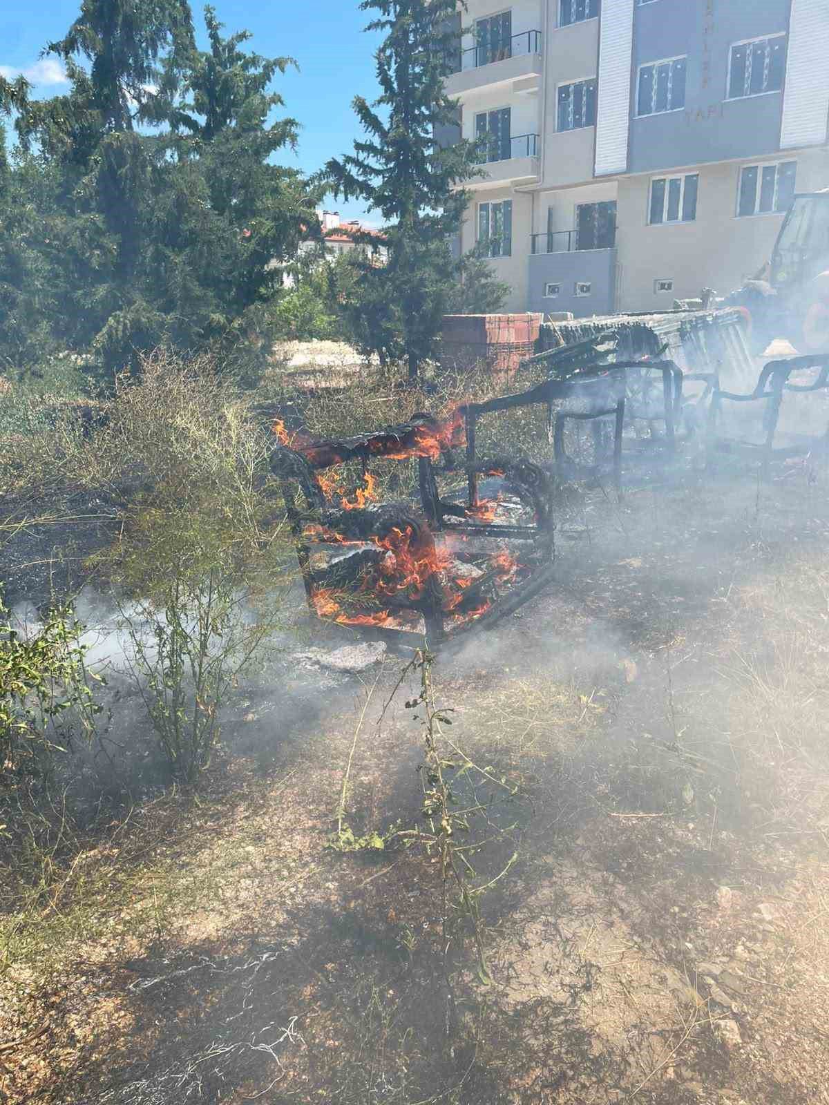 Burdur'da yanan otluk alan ve itfaiye ekipleri