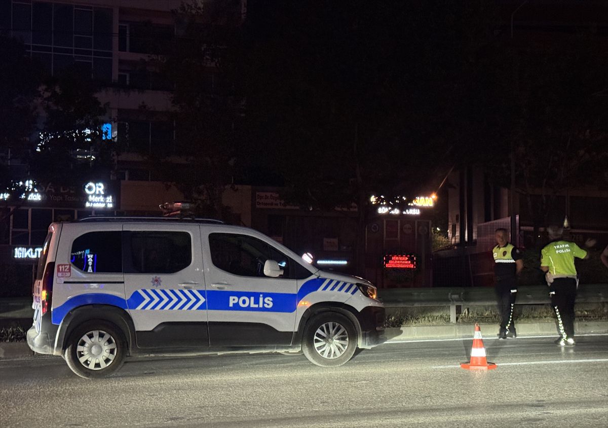Bursa'da trafik kazasında yaralanan yayanın ambulansla hastaneye taşınması