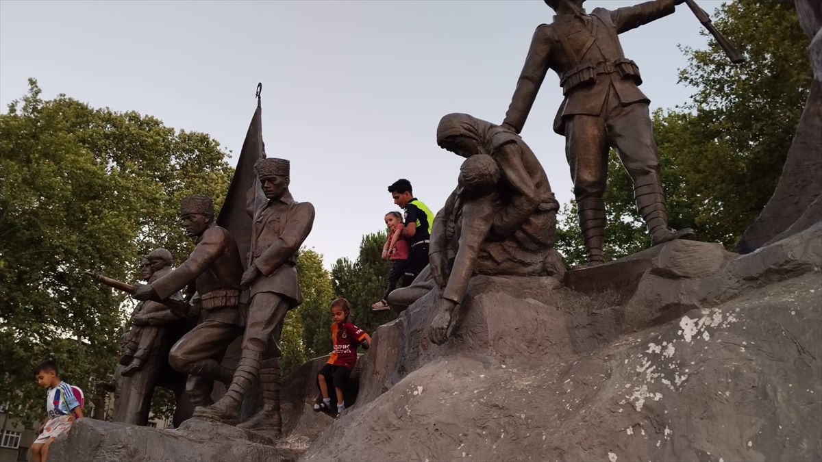 Bursa'nın İnegöl ilçesinde Atatürk heykeline tırmanan ve mahsur kalan bir çocuğun polis ekiplerince kurtarılma anı.