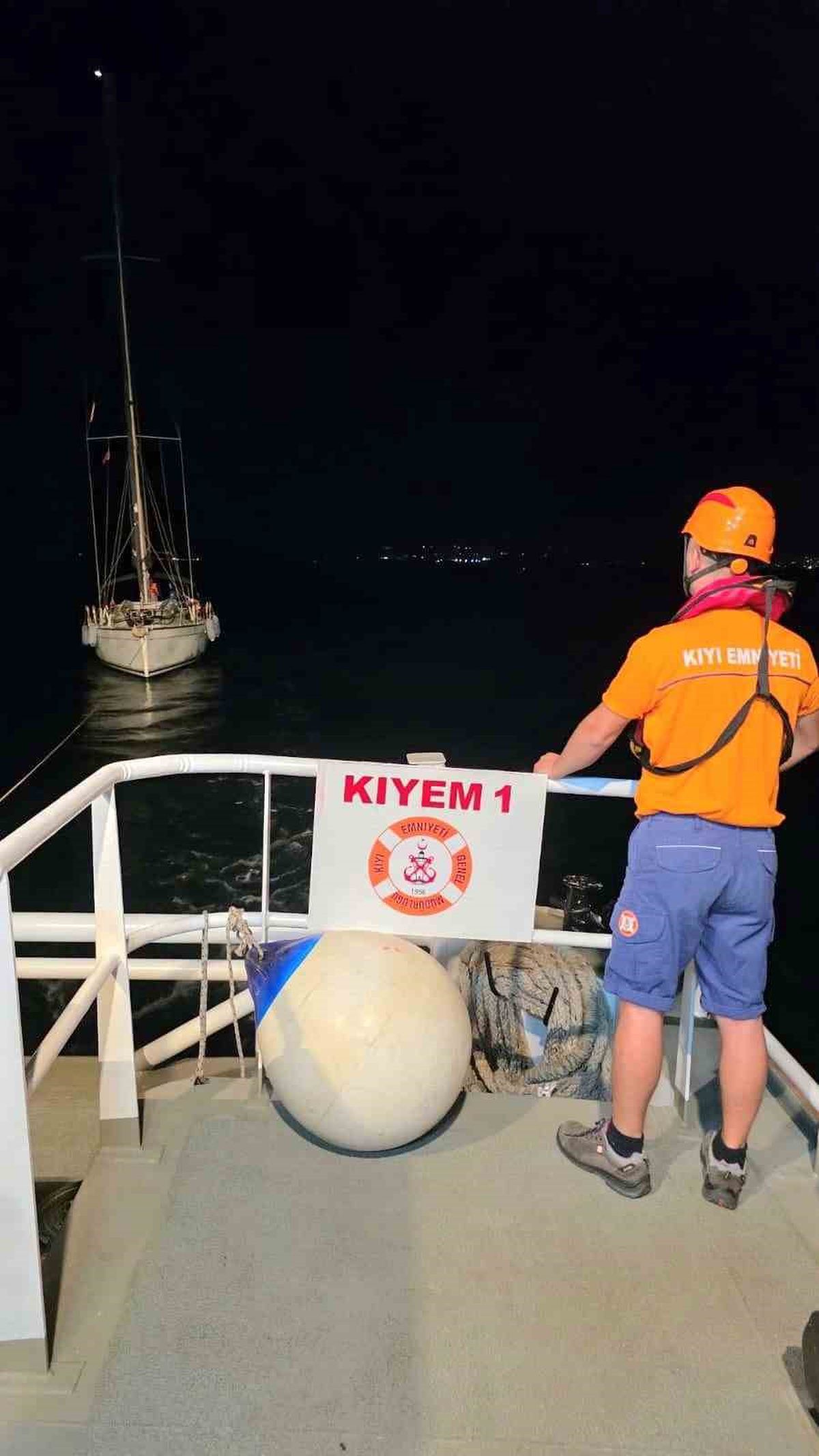 Çanakkale Boğazı'nda Sahil Güvenlik ekiplerinin sürüklenen bir tekneyi kurtarma operasyonu.